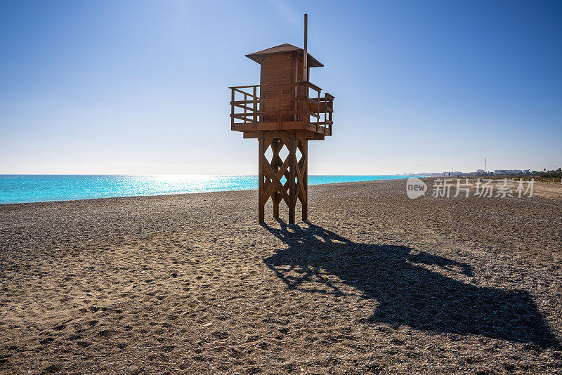 巴伦西亚Sagunto Canet海滩，地中海边蓝天上的海滩瞭望塔